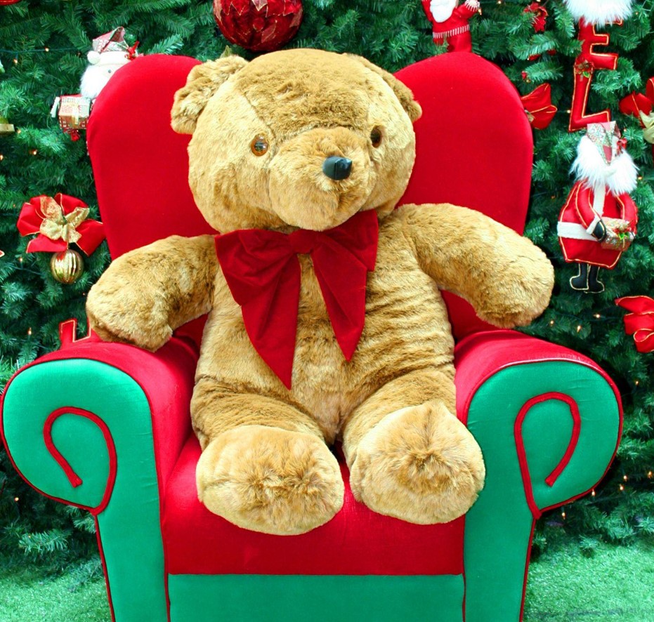 Make Christmas Magical with a 6-Foot Pre-Lit Tree